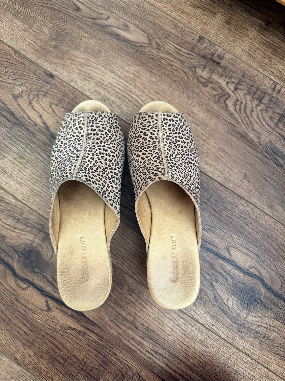 Chocolat Blu Leopard Print Open-Toe Wedge Slides in Tan and Black size 8.5